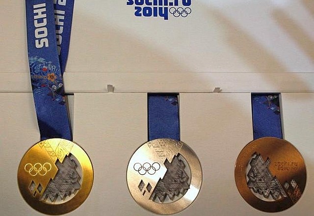 Komplet medalj, kakršne bodo podeljevali v Sočiju. Le 15. februarja pa bo deseterici zmagovalcev pripadla čast, da dobijo...