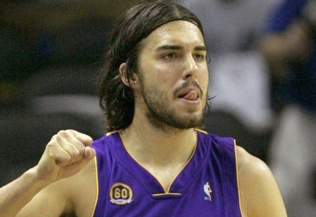 Vujačićeva kariera v ligi NBA se je začela leta 2004, ko so ga LA Lakers izbrali v prvem krogu nabora NBA, nato pa je z...