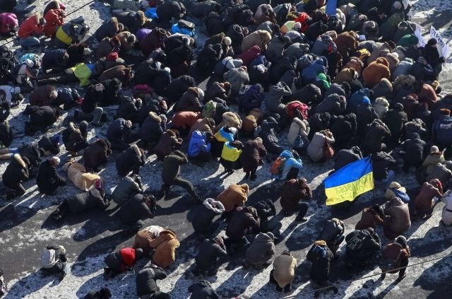 V Ukrajini naj bi do petka na prostost izpustili več kot 100 protestnikov