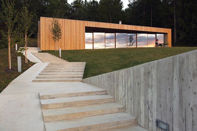 Trajnostna lesena hiša MJ z razgledom na Novo mesto