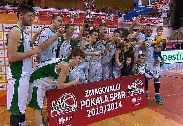 Košarkarji Krke so prvič postali slovenski pokalni prvaki. (Foto: Twitter / @kzs_si) 