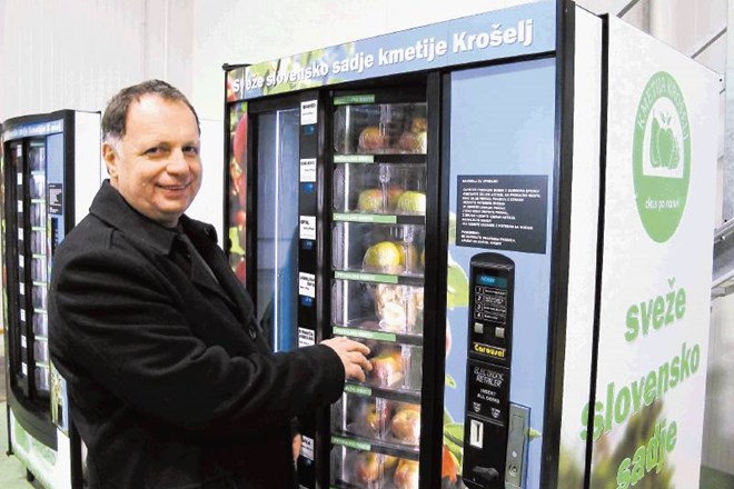 Darko Krošelj ob prvem avtomatu za prodajo sadja, ki jih bodo začeli nameščati v prihodnjih dneh. 