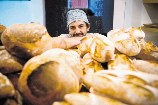 V svoji pekarni Osem Andrej Gerželj vsak dan speče vsaj osem različnih vrst hlebcev, kar nanese dobrih osemdeset kilogramov...