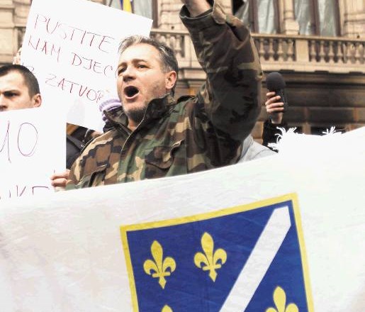 Protestniki so se včeraj dvakrat zbrali v Sarajevu, drugič po izteku roka, ki so ga za odstop postavili vladi Federacije BiH....