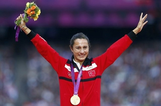 Asli Cakir Alptekin je v Londonu osvojila zlato medaljo v teku na 1500 metrov. (Foto: Reuters) 