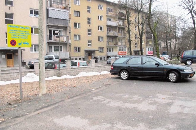 Lastnik parkirišča Valent Šebijan je postavil tablo, s katero voznike opozarja, da gre za zasebno lastnino, a parkiranih...