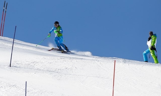 Tina Maze je včeraj in danes pod nadzorom Andree Massija in Maura Pinija zavzeto trenirala slalom. (Foto: Stanko Gruden /...