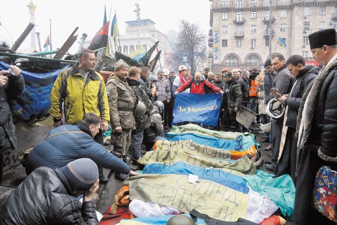 Na osrednjem trgu v Kijevu prikrivajo mrtve. Nekateri med njimi so po besedah prič  umrli zaradi enega samega strela, zato...