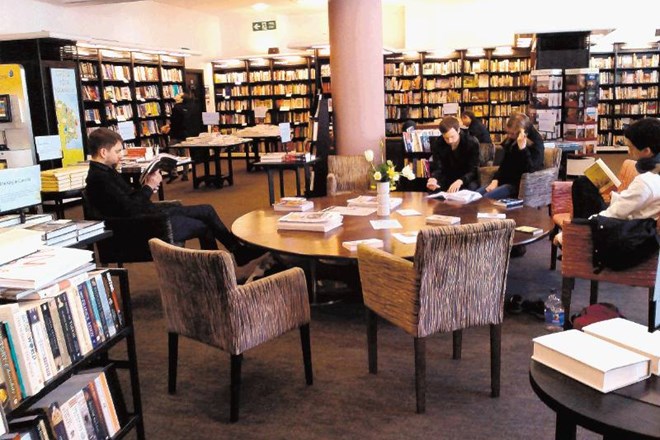 V največjih londonskih knjigarnah še vedno kraljujeta tiskana knjiga in z njo povezana bralna kultura. 