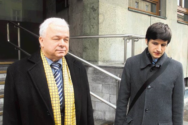 Boris Šuštar in njegov odvetnik in sin Sergej Šuštar po podpisu sodne poravnave z vodilnimi iz Cinkarne Celje 