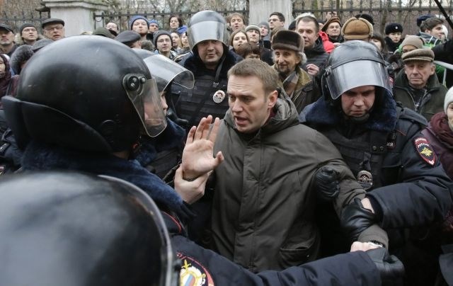 Med pridržanimi na protestih pred sodiščem je opozicijski voditelj Aleksej Navalni. 