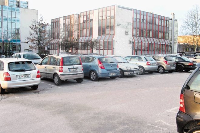 Družba Tritonis od Mestne občine Ljubljana zahteva nazaj 1,1 milijona evrov kupnine za parkirišče ob Vojkovi cesti in 481.000...