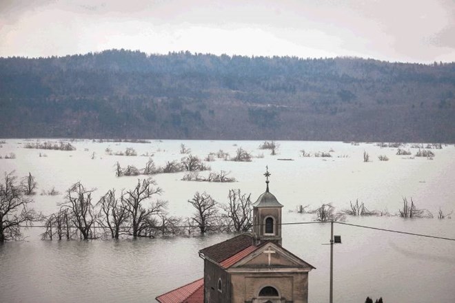 Na Planinskem polju bo, podobno kot na Cerkniškem jezeru ali Ljubljanskem barju, vedno poplavljalo, zato se poselitev tja ne...
