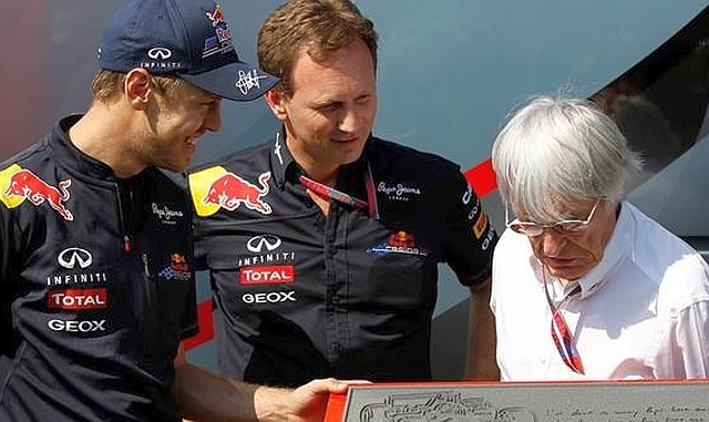 Bernie Ecclestone je videti zadovoljen, ker Red Bullu in Sebastianu Vettlu pred novo sezono ne kaže najbolje. (Foto: Reuters)...