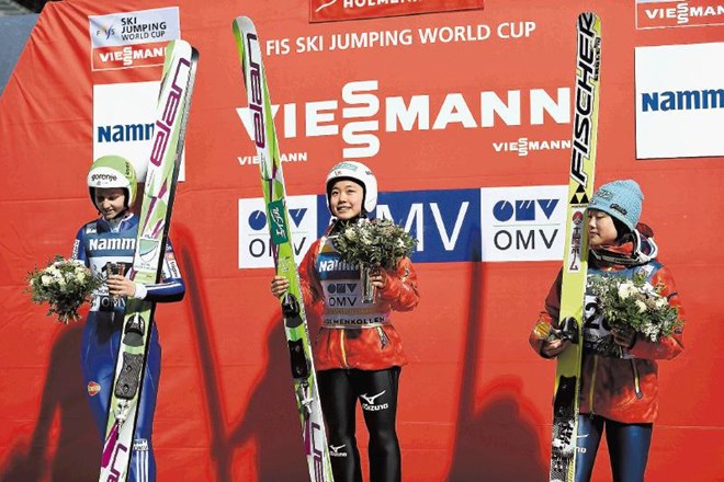 V Oslu je Japonka Sara Takanaši (v sredini) dosega že 22. zmago na tekmah za svetovni pokal. Katja Požun (levo) je z drugim...