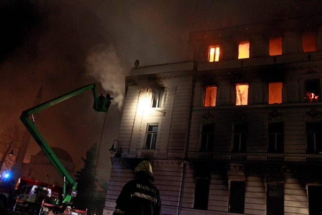 Požar v zgradbi kantonske vlade v Sarajevu    