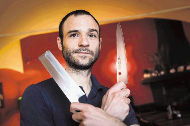 Kuharski mojster in poznavalec nožev Luka Kutin pravi, da so osnove francoske in japonske tehnike rezanja podobne, a sam raje...