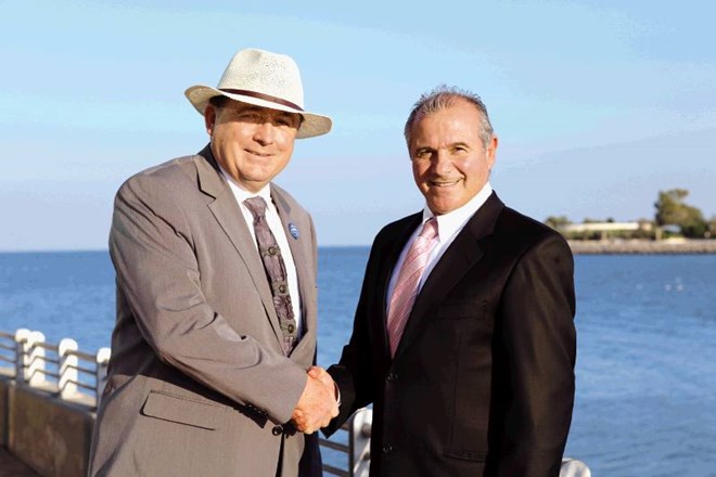 Župan Andrej Fištravec in podjetnik Hilal Arnoot sta se o kupoprodaji Maksove jame dogovorila novembra lani v Kuvajtu. Ta...