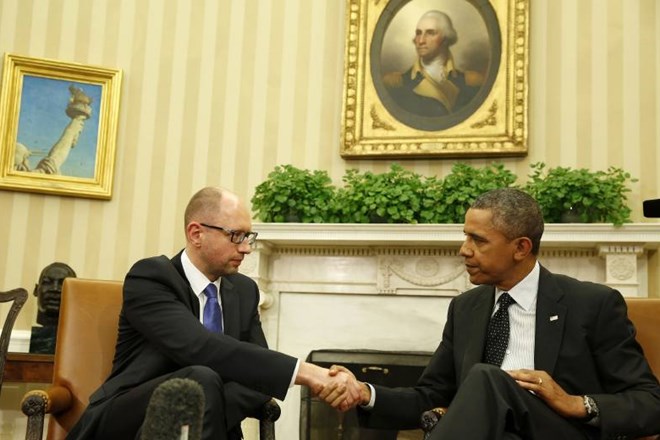 Ukrajinski premier Arsenij Jacenjuk (levo) med srečanjem z ameriškim predsednikom Barackom Obamo (desni) v Beli hiši.    