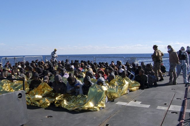 Italija prestregla dve ladji in rešila 600 migrantov