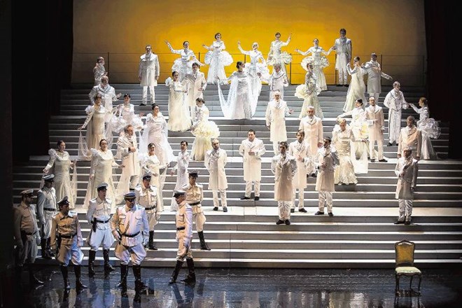 Aktualna postavitev Verdijevega Plesa v maskah je zasnovana v izrazito simbolni perspektivi, a ji interpretativne enotnosti...
