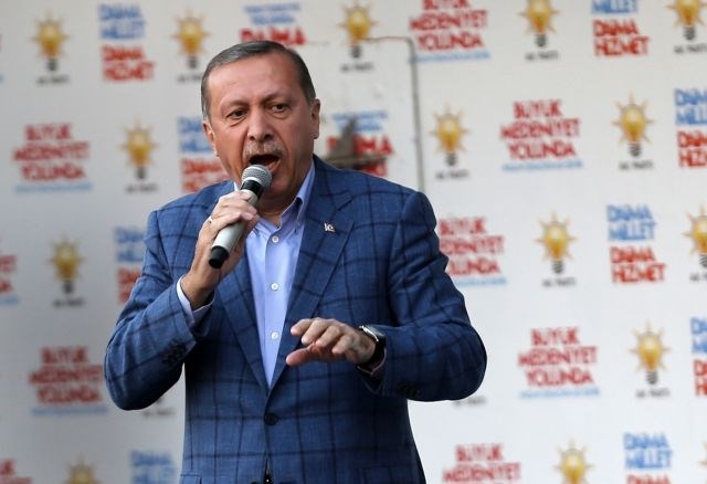 »Če vdreš v naš zračni prostor, bo naš udarec nazaj hujši,«  opozarja turški premier. 