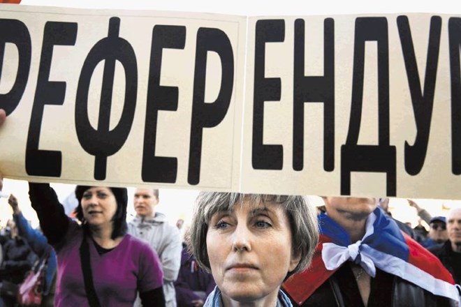 Proruski protestniki v Donecku  po zgledu Krima terjajo  referendum in domnevno  širijo Putinov apetit. 