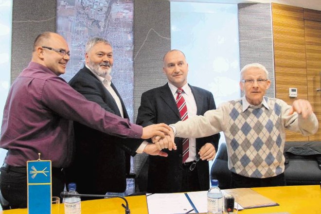 Župani Toni Dragar, Franc Jerič in Tone Peršak so pogodbo za boljšo oskrbo z vodo podpisali s Klemnom Kovačem, direktorjem...