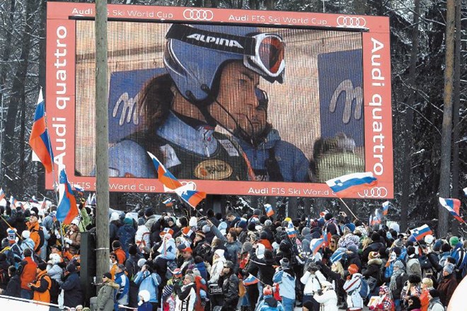 Tina Maze je izmed slovenskih zimskih športnikov v minuli sezoni  na tekmah svetovnega pokala zaslužila največ,  127.864...