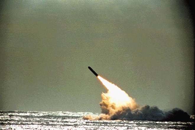 Posnetek izstrelitve rakete, ki lahko nosi jedrsko konico, z ameriške podmornice. Pripravljenost osebja, ki 24 ur na dan...