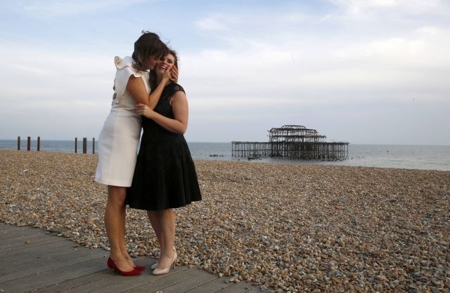 Mladoporočeni britanski geji v Slovenijo na sanjsko poročno potovanje