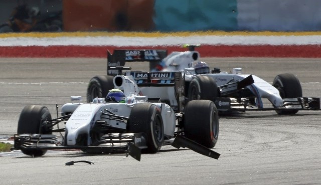 V zaključku dirke sta Williamsova dirkača vozila drug za drugim, kljub ukazom iz boksov, naj počasnejši Massa spusti predse...