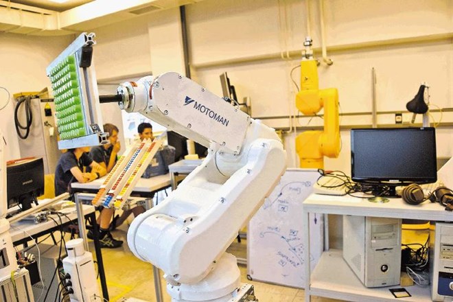 Na ljubljanski fakulteti za elektrotehniko so se ponovno posvetili predstavitvi industrijske robotike. 