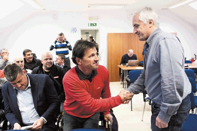 Dušan Gorišek in Bojan Špik sta si takole segla v roke, ko je bilo glasovanja konec. 