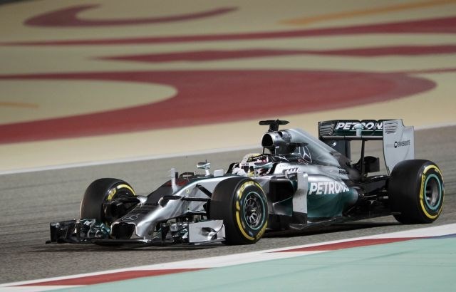 Mercedesova dirkača Britanec Lewis Hamilton in Nemec Nico Rosberg sta bila najhitrejša na vseh treningih in tudi na današnjih...