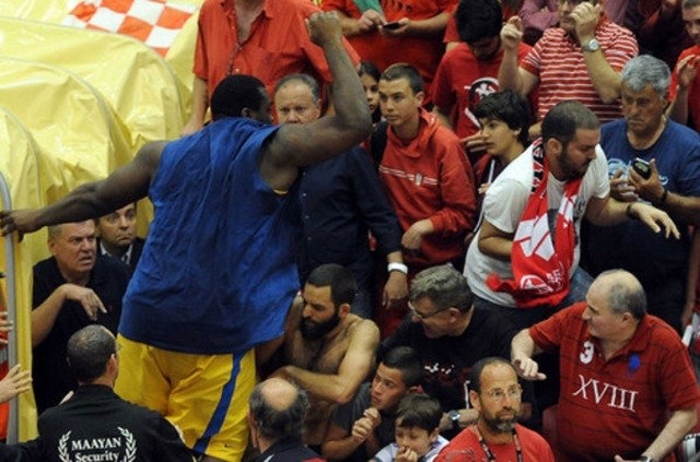 Grški orjak je pobesnel in želel obračunati z navijačem Hapoela, ki ga je rasistično žalil. (Foto: sports.walla.co.il) 