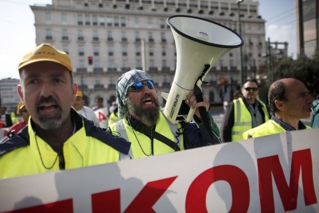 V Grčiji stavka proti reformi dela: do konca leta brez službe dodatnih 11.000 javnih uslužbencev
