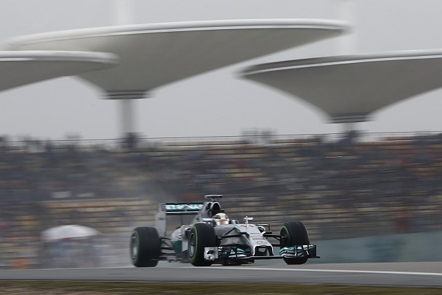 Lewis Hamilton je s tretjo zaporedno zmago vse bližje prvemu mestu v skupni razvrstitvi. (Foto: Reuters) 