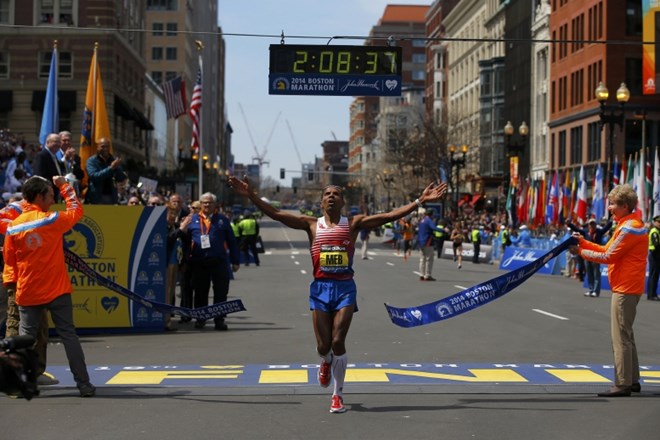 Po 30 letih na bostonskem maratonu spet zmaga domačina, Kenijki Jeptoojevi rekord