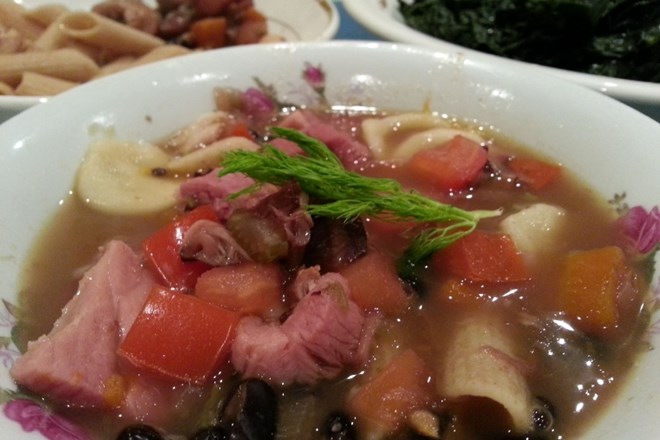 Testeninska juha s paradižnikom, fižolom in šunko.  