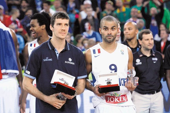 Goran Dragić (ob njem je Francoz Tony Parker) je prejel novo prestižno priznanje v najmočnejši košarkarski ligi na svetu. 