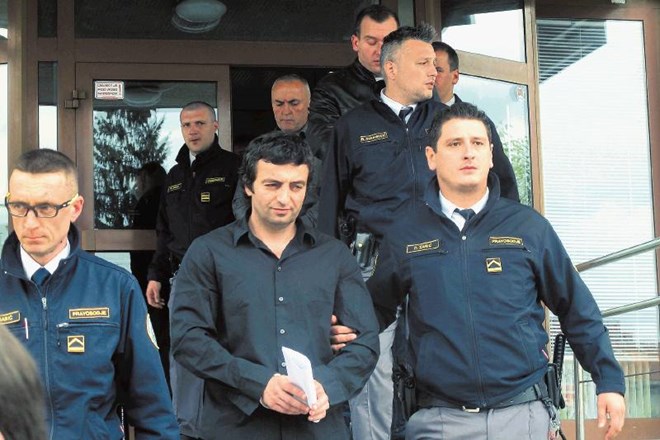 Milanko Sredić (v sredini), vodja združbe, ki je tihotapila velike količine kokaina, bo za zapahi 13 let. 