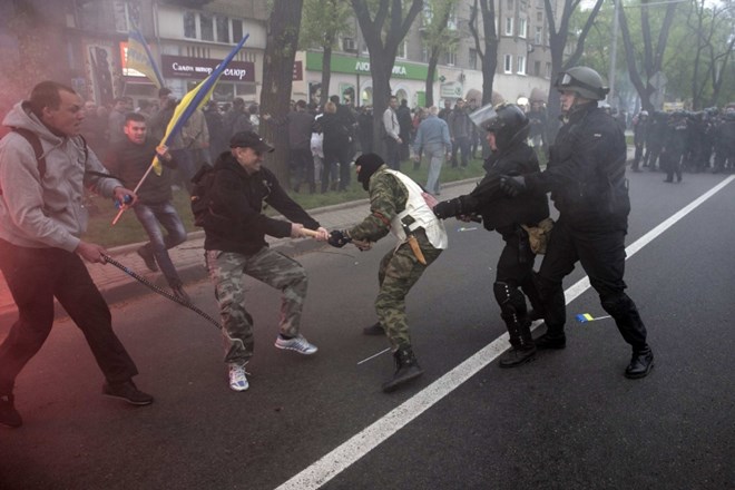 Spopad med proruskimi separatisti s podporniki Kijeva.    