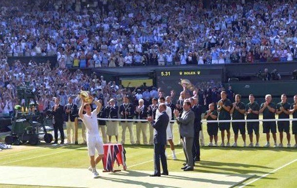 Lani je v moški konkurenci v Wimbledonu slavil Andy Murray, ki je tako prekinil 77-letn dolgo sušo domačih tenisačev na...