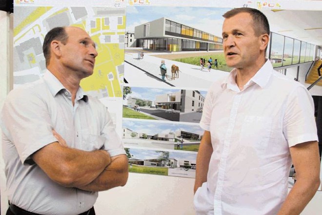 Župan Franci Rokavec (na fotografiji levo) pričakuje, da bodo v Lekarni Ljubljana kmalu našli rešitev in kupili prostor v...