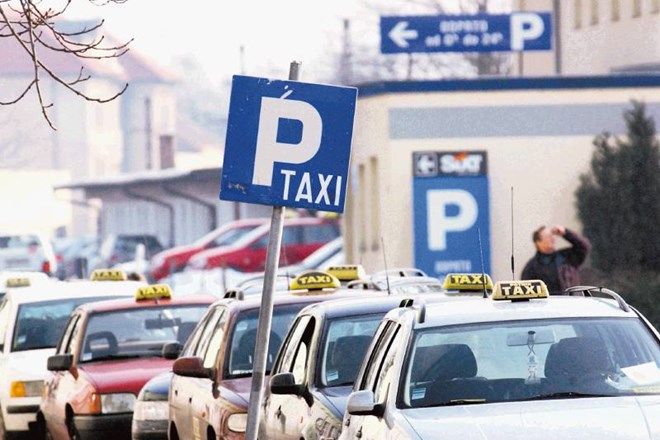 Mladi napadalec se je s taksistom peljal iz središča Ljubljane do Dravelj, tam pa je taksista od zadaj napadel in mu s...