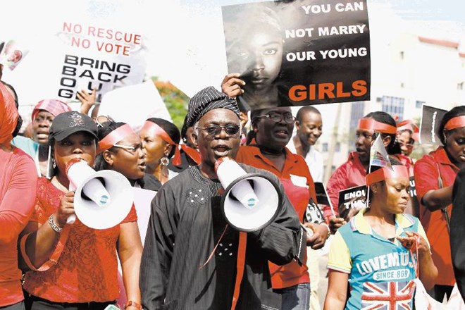 Nigerijci množično protestirajo, prepričani, da je oblast povsem odpovedala pri reševanju ugrabljenih deklic. 