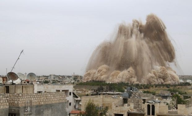 Sirski uporniki razstrelili luksuzni hotel; Asadov režim uporablja kemično orožje