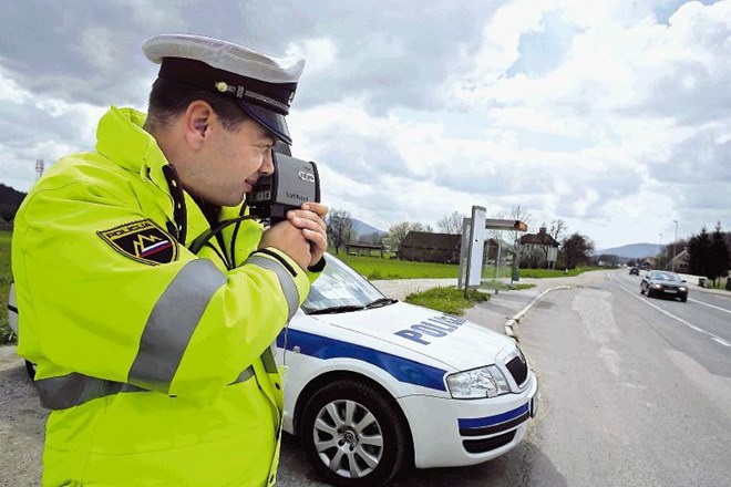 Če slovenski policisti pri prometnem prekršku ujamejo voznika s tujimi registrskimi tablicami, mora ta plačati globo na kraju...