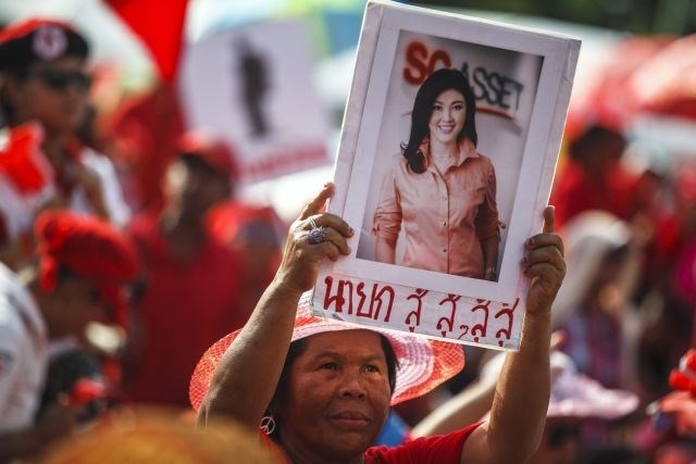 Protivladni protestniki s sliko Yingluck Shinawatra. 